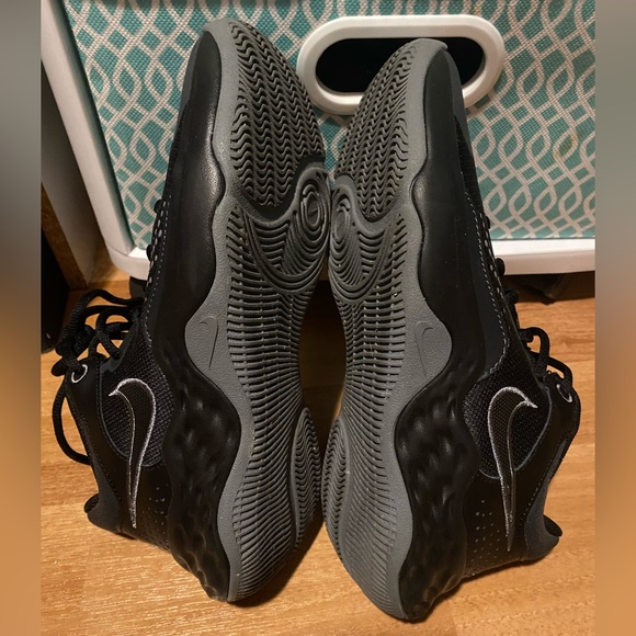 Nike Fly By Mid 3 Basketball Sneaker. - Picture 3 of 12